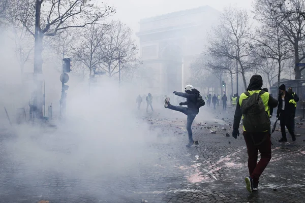 Gele vesten protest in Parijs, Frankrijk — Stockfoto