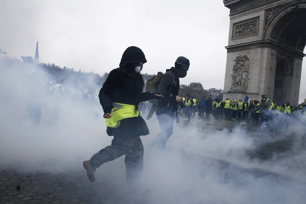 Gula västar protesterar i Paris, Frankrike — Stockfoto