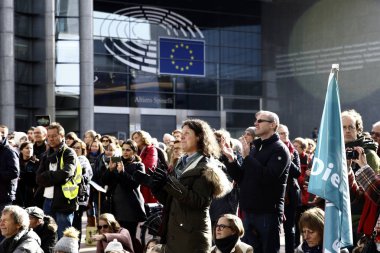 Brus'ta Avrupa Parlamentosu önünde iklim değişikliği ile ilgili eylem