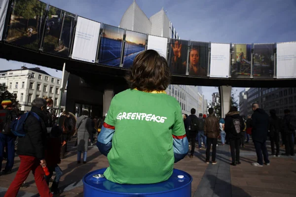 Acción sobre el cambio climático ante el Parlamento Europeo en Brus — Foto de Stock