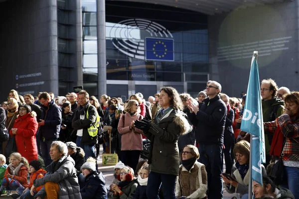 Acción sobre el cambio climático ante el Parlamento Europeo en Brus — Foto de Stock