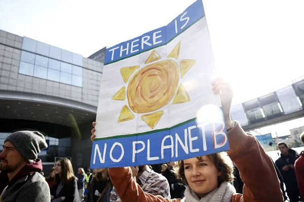Brus'ta Avrupa Parlamentosu önünde iklim değişikliği ile ilgili eylem — Stok fotoğraf