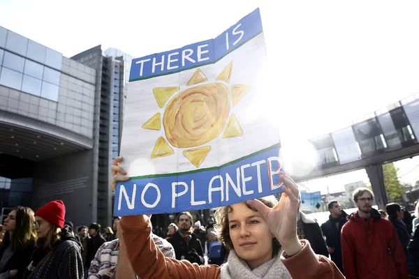 Acción sobre el cambio climático ante el Parlamento Europeo en Brus — Foto de Stock