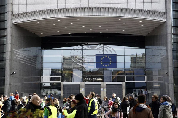 Działania w sprawie zmian klimatycznych przed Parlamentem Europejskim w Brus — Zdjęcie stockowe