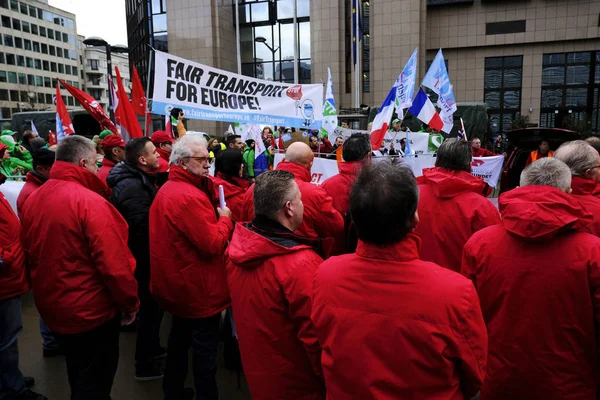 Trabajadores del transporte y camioneros protestan contra el dumpi social — Foto de Stock