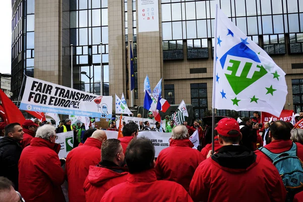 Trabajadores del transporte y camioneros protestan contra el dumpi social — Foto de Stock