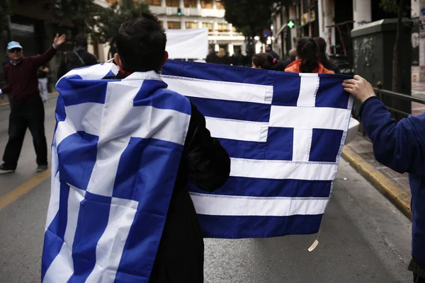 Manifestante Sostiene Una Bandera Griega Durante Una Manifestación Contra Publicación — Foto de Stock