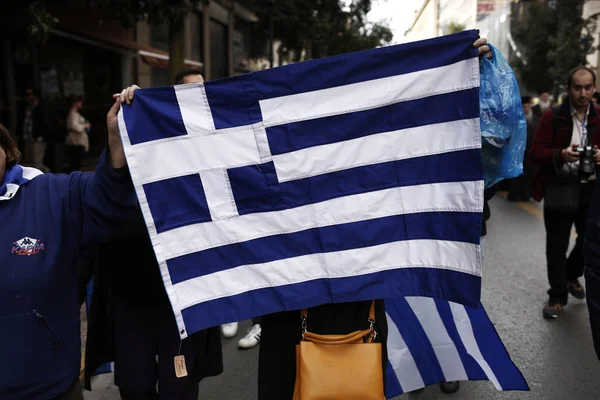 Manifestante Sostiene Una Bandera Griega Durante Una Manifestación Contra Publicación — Foto de Stock