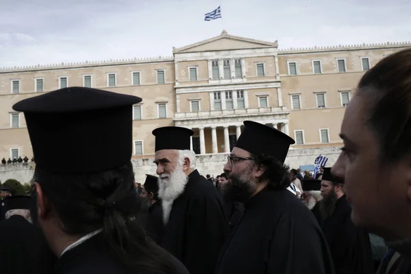 Sacerdotes ortodoxos griegos participan en un mitin contra la liberación —  Fotos de Stock