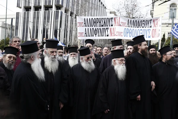 ギリシャ正教の司祭は、リリースに反対する集会に参加します — ストック写真