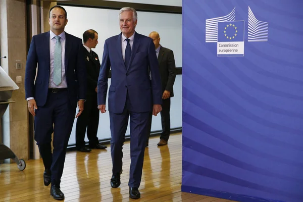 Michel Barnier wita irlandzkiego premiera Leo Varadkara na — Zdjęcie stockowe