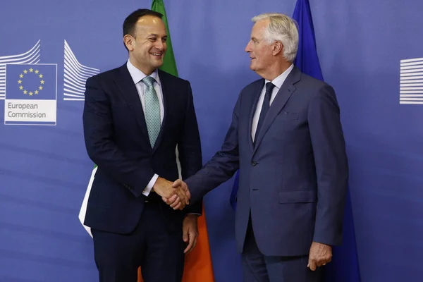 Michel Barnier dà il benvenuto al primo ministro irlandese Leo Varadkar a — Foto Stock