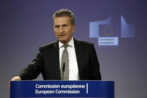 El Comisario de Presupuesto de la UE, Gunther Oettinger, da una conferencia de prensac — Foto de Stock