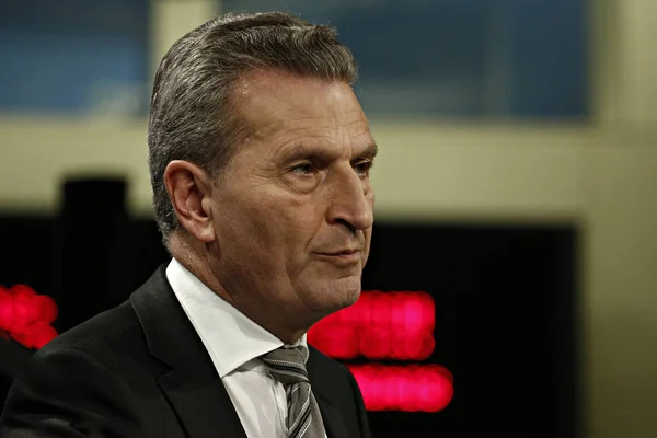 Komisarz do spraw budżetu UE Gunther Oettinger daje prasę konferencjach — Zdjęcie stockowe
