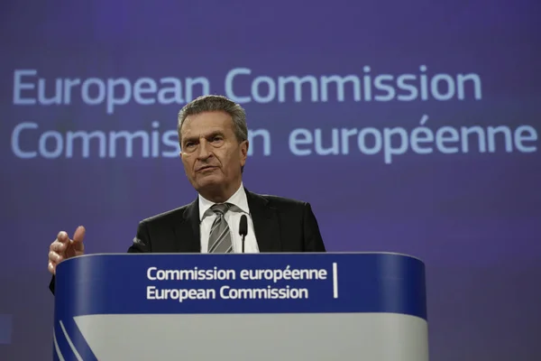 El Comisario de Presupuesto de la UE, Gunther Oettinger, da una conferencia de prensac — Foto de Stock