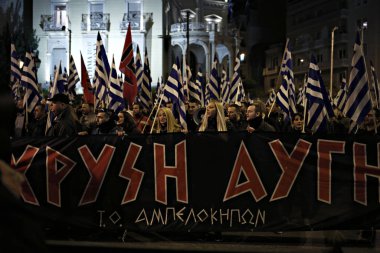 Altın Şafak destekçileri Atina'daki protesto sırasında slogan attı,