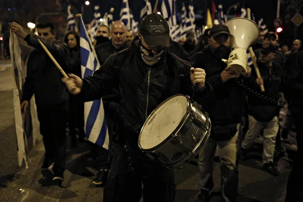 아테네에서 열린 시위 중 구호를 외치는 황금 새벽 지지자들, — 스톡 사진