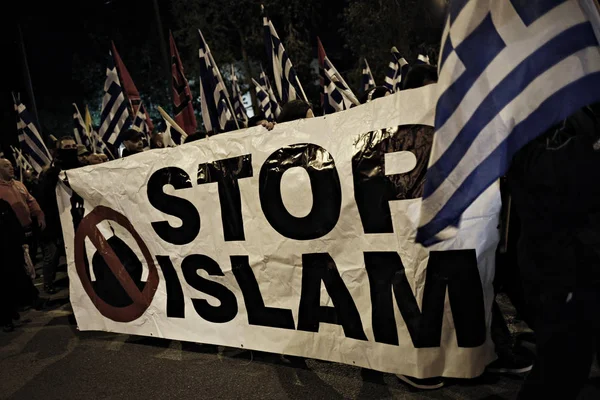 Altın Şafak destekçileri Atina'daki protesto sırasında slogan attı, — Stok fotoğraf