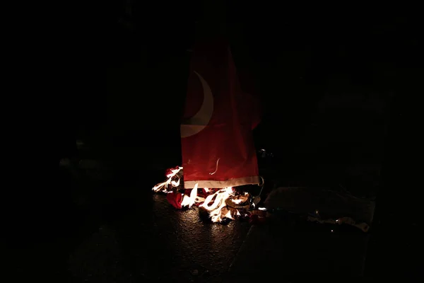 黄金の夜明けの支持者は、Aでの抗議の間にトルコの旗を燃やす — ストック写真