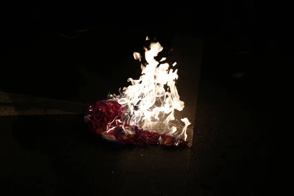 Zwolennicy Złotego świtu spalają turecką flagę podczas protestu w A — Zdjęcie stockowe