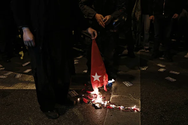 황금 새벽 지지자들은 A에서 시위 하는 동안 터키 국기를 구울 — 스톡 사진