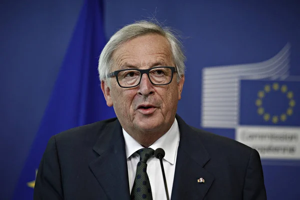 Prezident Jean-Claude Juncker nabízí společnou tiskovou konferenci vtipem — Stock fotografie