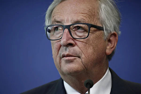 Prezident Jean-Claude Juncker nabízí společnou tiskovou konferenci vtipem — Stock fotografie