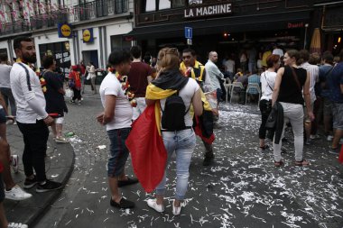 Brüksel, Belçika. 6 Temmuz 2018. Belçika taraftarları Brezilya ile Belçika arasında oynanan Rusya 2018 Dünya Kupası çeyrek final maçını izliyor.  