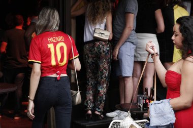 Brüksel, Belçika. 6 Temmuz 2018. Belçika taraftarları Brezilya ile Belçika arasında oynanan Rusya 2018 Dünya Kupası çeyrek final maçını izliyor.  