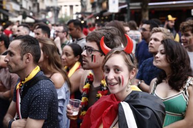 Brüksel, Belçika. 6 Temmuz 2018. Belçika taraftarları Brezilya ile Belçika arasında oynanan Rusya 2018 Dünya Kupası çeyrek final maçını izliyor.  