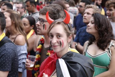 Brüksel, Belçika. 6 Temmuz 2018. Belçika taraftarları Brezilya ile Belçika arasında oynanan Rusya 2018 Dünya Kupası çeyrek final maçını izliyor.  