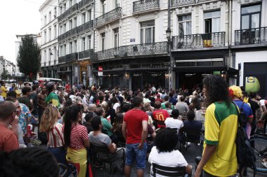 Brüksel, Belçika. 6 Temmuz 2018. Belçika taraftarları Brezilya ile Belçika arasında oynanan Rusya 2018 Dünya Kupası çeyrek final maçını izliyor.  