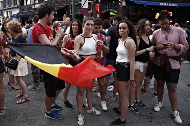 Brüksel, Belçika. 6 Temmuz 2018. Belçika taraftarları Brezilya ile Belçika arasında oynanan Rusya 2018 Dünya Kupası çeyrek final maçını izliyor.  