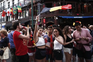 Brüksel, Belçika. 6 Temmuz 2018. Belçika taraftarları Brezilya ile Belçika arasında oynanan Rusya 2018 Dünya Kupası çeyrek final maçını izliyor.  