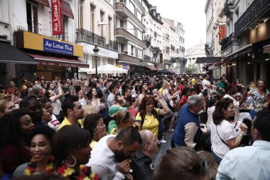 Brüksel, Belçika. 6 Temmuz 2018. Belçika taraftarları Brezilya ile Belçika arasında oynanan Rusya 2018 Dünya Kupası çeyrek final maçını izliyor.  