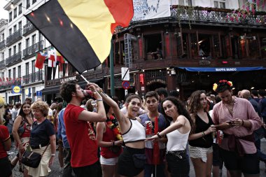 Brüksel, Belçika. 6 Temmuz 2018. Belçika taraftarları Brezilya ile Belçika arasında oynanan Rusya 2018 Dünya Kupası çeyrek final maçını izliyor.  