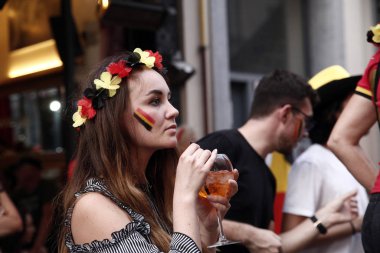 Brüksel, Belçika. 6 Temmuz 2018. Belçika taraftarları Brezilya ile Belçika arasında oynanan Rusya 2018 Dünya Kupası çeyrek final maçını izliyor.  
