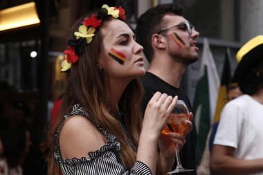 Brüksel, Belçika. 6 Temmuz 2018. Belçika taraftarları Brezilya ile Belçika arasında oynanan Rusya 2018 Dünya Kupası çeyrek final maçını izliyor.  