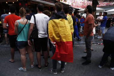 Brüksel, Belçika. 6 Temmuz 2018. Belçika taraftarları Brezilya ile Belçika arasında oynanan Rusya 2018 Dünya Kupası çeyrek final maçını izliyor.  