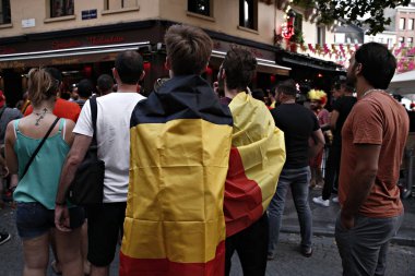 Brüksel, Belçika. 6 Temmuz 2018. Belçika taraftarları Brezilya ile Belçika arasında oynanan Rusya 2018 Dünya Kupası çeyrek final maçını izliyor.  