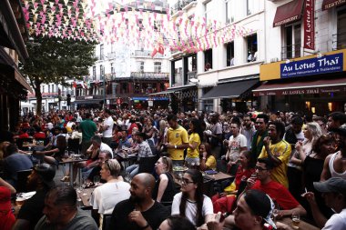 Brüksel, Belçika. 6 Temmuz 2018. Belçika taraftarları Brezilya ile Belçika arasında oynanan Rusya 2018 Dünya Kupası çeyrek final maçını izliyor.  