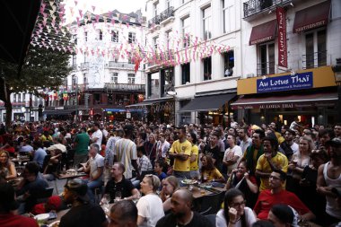 Brüksel, Belçika. 6 Temmuz 2018. Belçika taraftarları Brezilya ile Belçika arasında oynanan Rusya 2018 Dünya Kupası çeyrek final maçını izliyor.  