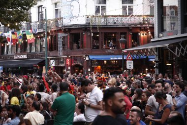 Brüksel, Belçika. 6 Temmuz 2018. Belçika taraftarları Brezilya ile Belçika arasında oynanan Rusya 2018 Dünya Kupası çeyrek final maçını izliyor.  