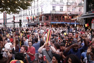 Belçika taraftarları t sırasında kendi takımının zaferinden sonra kutlamak