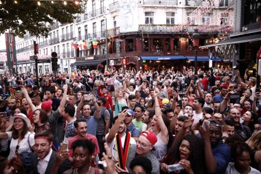 Belçika taraftarları t sırasında kendi takımının zaferinden sonra kutlamak