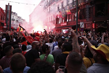 Belçika taraftarları t sırasında kendi takımının zaferinden sonra kutlamak