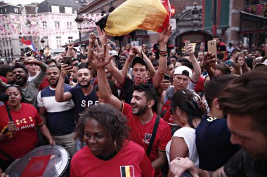 Belçika taraftarları t sırasında kendi takımının zaferinden sonra kutlamak