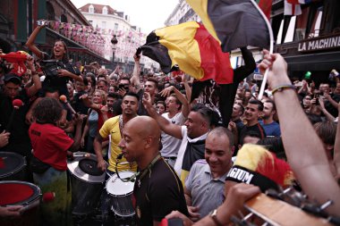 Belçika taraftarları t sırasında kendi takımının zaferinden sonra kutlamak