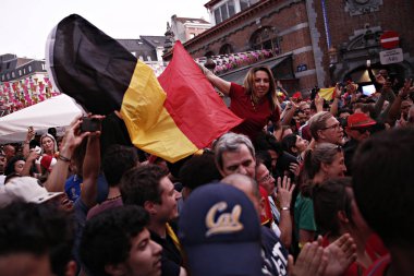 Belçika taraftarları t sırasında kendi takımının zaferinden sonra kutlamak