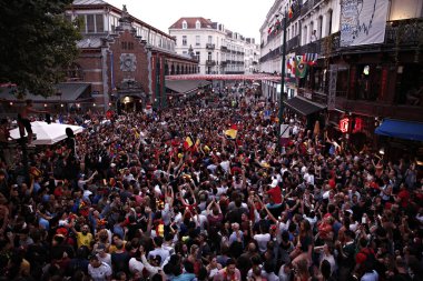 Belçika taraftarları t sırasında kendi takımının zaferinden sonra kutlamak